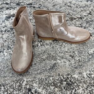 Elephantito Ruffle Metallic Bootie size 6